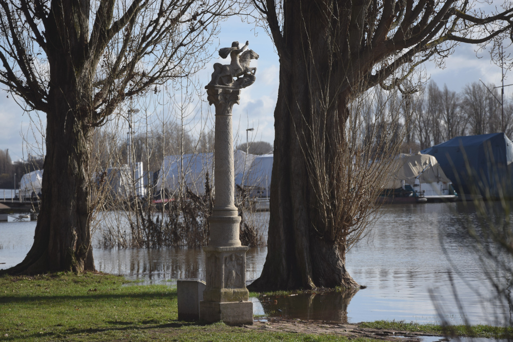 Jupitergigantensäule bei Hochwasser